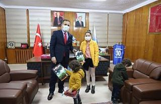 Vali Akbıyık, çocuklarla bir araya geldi
