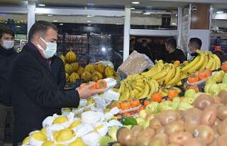 Vali Akbıyık manav alışverişini kendisi yaptı