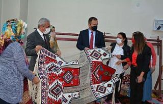 Vali Akbıyık, yöresel kilim yeleğe hayran kaldı
