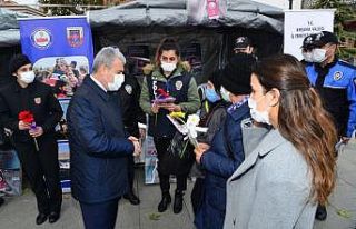 Vali Akın, KADES tanıtım standını gezdi
