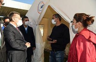 Vali Aksoy, Kuşadası’ndaki çadırkentte incelemede...