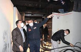 Vali Atay yangın çıkan hastanede incelemelerde...