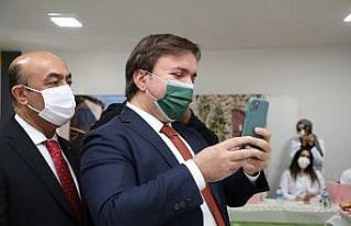 Vali Aydoğdu, ağlayan öğretmenle ağladı