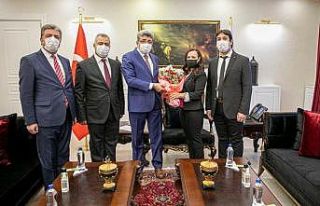 Vali Bilmez, öğretmenlerle telekonferans aracılığıyla...