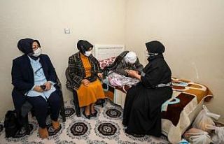 Vali Bilmez’in eşinden 122 yaşındaki nineye ziyaret