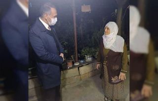 Vali Çuhadar, evi yıkılmak üzere olan anneyi ziyaret...