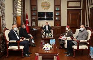 Vali Cüneyt Epcim, emektar öğretmenlerle buluştu