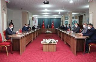 Vali Cüneyt Epcim, yöneticilerle bir araya geldi