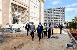 Vali Su, Mezitli Hükümet Konağı inşaatında incelemelerde...