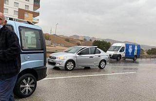 Yağmur kazaları da beraberinde getirdi: 4 araç...