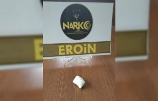Yakalanmamak için otostop çeken şahıs eroinle...