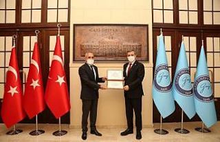 Yalçın Topçu: “Türk’ün bayrağı asla indirilemez”