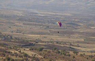 Yamaç paraşütü meraklıları Gercüş semalarında