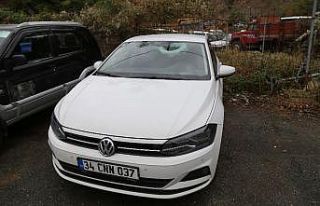 Yamaçtan kopan kaya parçası otomobilinin üzerine...