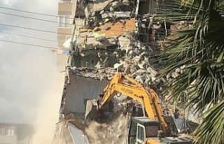 Yan yatan Cumhuriyet Sitesi’nde içerde kalan ve...