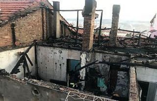 Yangın çıkan ev kullanılamaz hale geldi