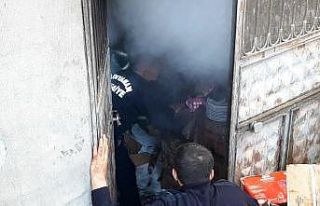 Yangında mahsur kalan işçiler iskeleden indi