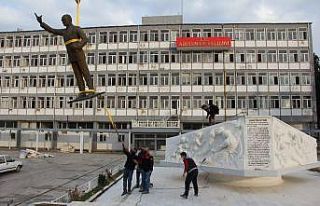 Yarım tonluk bronz heykel vinç yardımıyla taşındı