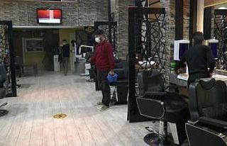 Yasağa uyan berberler 20.00’da iş yerlerini kapattı