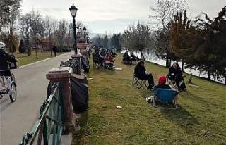 Yasaklardan bunalanlar parklara akın etti