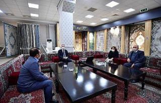 Yasin Kaplan Halıya teşekkür plaketi