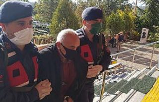 Yaşlı kadını döverek gasp eden zanlı adliyeye...