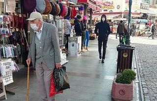 Yaşlılardan sokağa çıkma yasağı öncesi alışveriş...