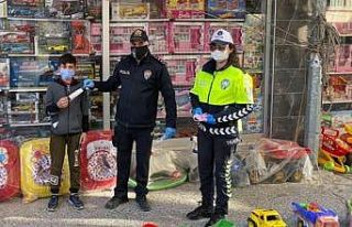 Yatağan polisinden çocuklara maske
