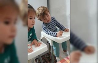 Yemek masasında uyuyakalan Aslan bebek