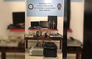 Yeni açılacak diş kliniğini soyan şüpheliler...