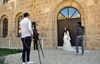 Yeni evlenen çiftlerden dış mekan fotoğraf çekimine...