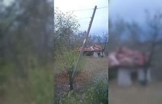 Yıkılmak üzere olan elektrik direği tehlike saçıyor