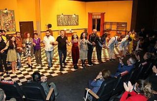 Yıldız Kenter Sahnesi ’Takıntılar’ oyunuyla...