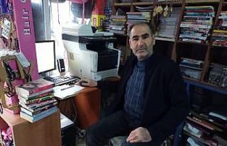 Yıllardır iş yerinde kitap okuyan esnaf öğrencilere...