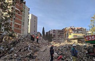 Yılmaz Erbek Apartmanı’nda arama kurtarma çalışmaları...