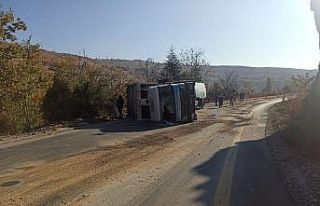 Yola dökülen yağ, çöp kamyonunu devirdi: 1 yaralı