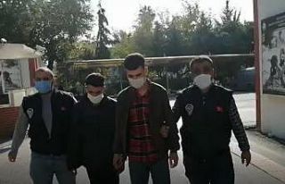 Yolda yürüyen kadının cüzdanını kapıp kaçtılar