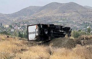 Yoldan çıkan kamyon uçuruma ramak kala devrildi