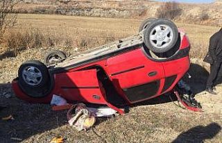 Yoldan çıkan otomobil takla attı