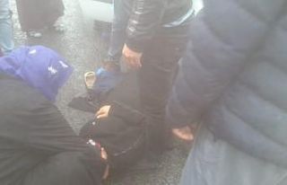 Yolun karşısına geçmeye çalışan kadına araba...