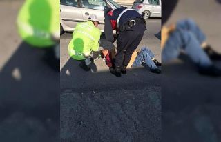 Yolun karşısına geçmeye çalışan kadına otomobil...