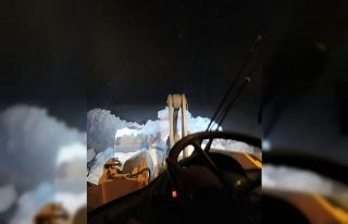 Yüksekova’da kardan kapanan yol açıldı