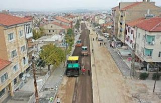 Yunus Emre Caddesinde sıcak asfalt öncesi PMT serimine...