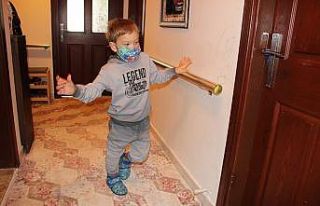 Yürümek isteyen küçük Emir, destek bekliyor