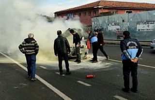 Zabıta ekipleri alev alan aracı söndürdü