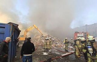 Zeytinburnu’nda geri dönüşüm tesisinde yangın:...