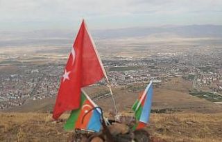 Zirveye Türkiye-Azerbaycan bayrağını astılar