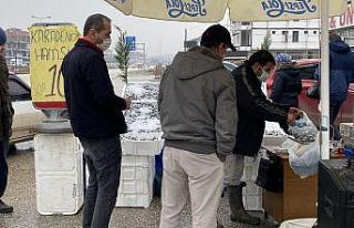 10 lira hamsiyi duyan tezgaha koştu
