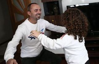 14 gün sonra sağlıkçı babasına sımsıkı sarılan...