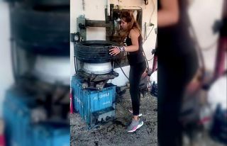 18 yaşındaki Duygu, lastik tamir edip, balans ayarı...